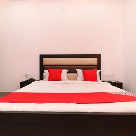 Oyo 23235 Hotel Roopmahal & Restaurant Αμριτσάρ Εξωτερικό φωτογραφία