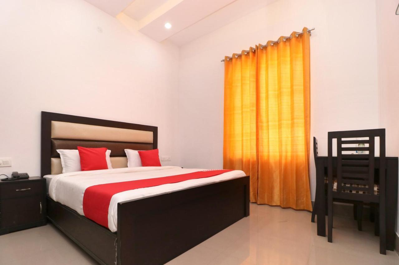 Oyo 23235 Hotel Roopmahal & Restaurant Αμριτσάρ Εξωτερικό φωτογραφία