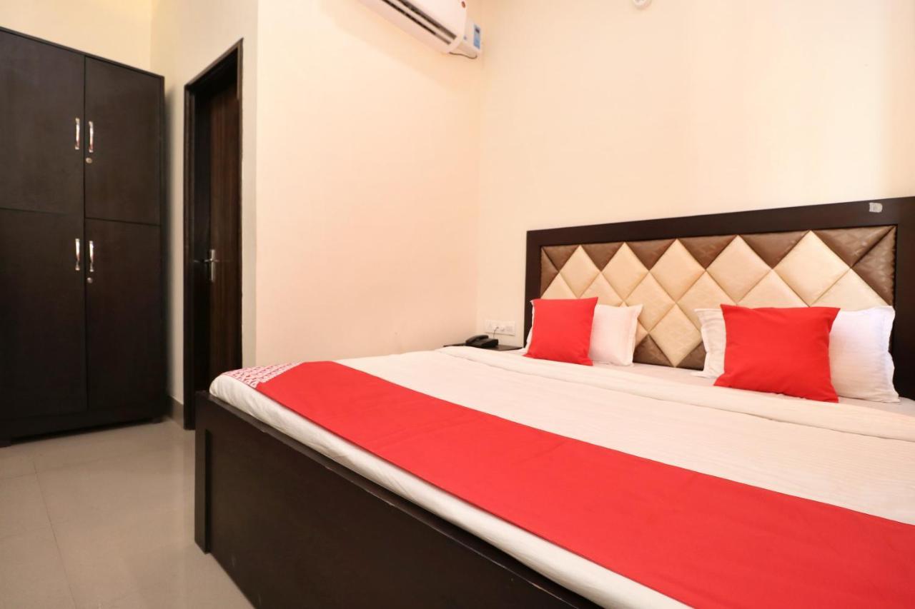 Oyo 23235 Hotel Roopmahal & Restaurant Αμριτσάρ Εξωτερικό φωτογραφία