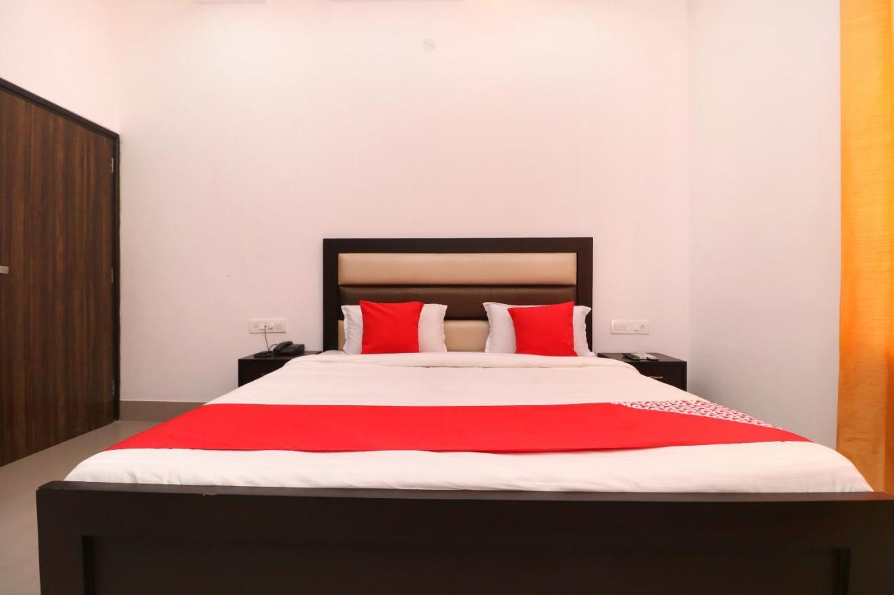 Oyo 23235 Hotel Roopmahal & Restaurant Αμριτσάρ Εξωτερικό φωτογραφία