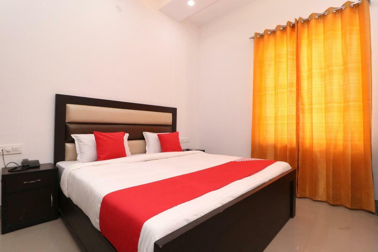 Oyo 23235 Hotel Roopmahal & Restaurant Αμριτσάρ Εξωτερικό φωτογραφία